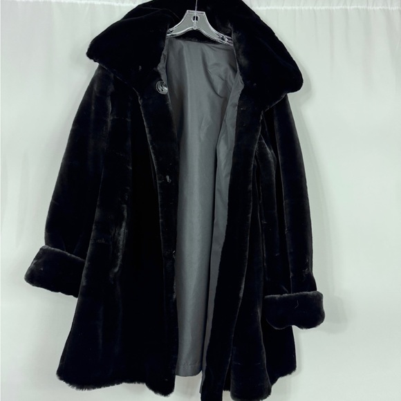 Luxurious Reversible Faux Fur Coat - Picture 7 of 13